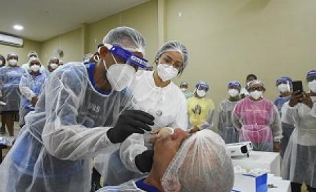 Foto: Fiocruz Amazônia Profissionais de saúde fazendo testagem de Covid-19