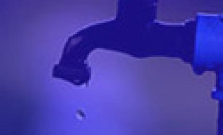 Lei 11.445/2007 estabelece diretrizes nacionais para o saneamento básico Detalhe de bica com uma gota de água caindo