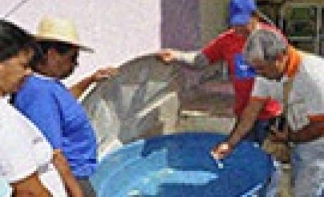 Fonte: Ensp Imagem de pessoas observando um galão de água