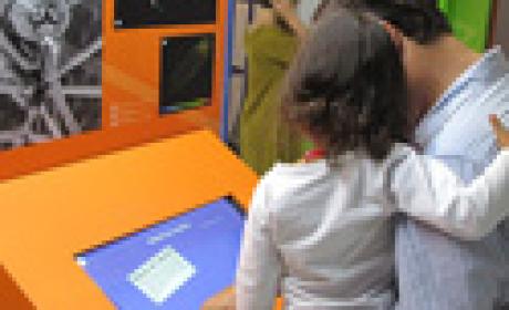 Promovida pelo Museu da Vida, exposição ficará em cartaz entre os dias 8/5 e 26/6 (Foto: Glauber Gonçalvez) Foto de pai visitando com a filha a exposição