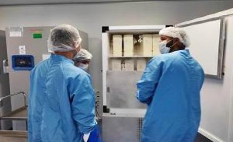 Foto: Bio-Manguinhos/Fiocruz Profissionais trabalhando na produção da vacina