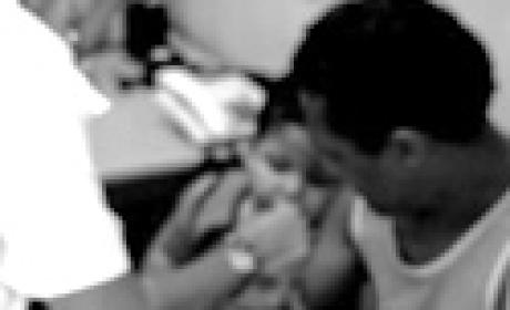 Crianças acompanhada do pai sendo atendida em posto de saúde
