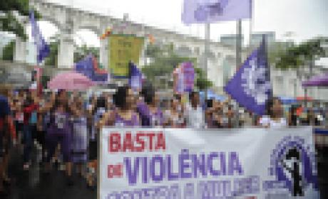 No Rio de Janeiro, grupo faz passeata na Lapa, em defesa dos direitos das mulheres e contra a violência (Foto: Tânia Rêgo/ Agência Brasil) Mulheres em manifestação em frente aos arcos da Lapa