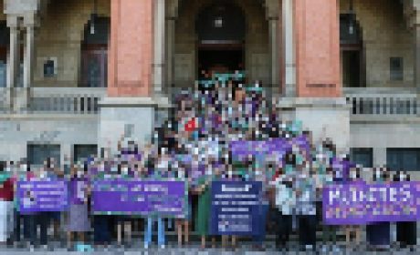 Foto: Peter Iliciev Mulheres reunidas em frente ao Castelo Fiocruz