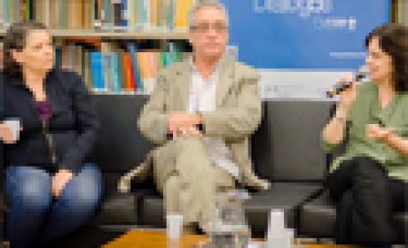 Para Umberto Trigueiros (centro), a visão que a sociedade tem de si mesma é a visão dada por aqueles que se contrapõem aos interesses dela e do SUS (Foto: Raquel Portugal) Foto de Umberto Trigueiros, Nisia Trindade e Lucia Souto na mesa de abertura