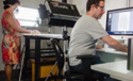 Técnicos da Fiocruz trabalhando na digitalização de obras raras (Foto: Raquel Portugal) Técnicos da Fiocruz trabalham na digitalização de obras raras disponíveis na BVS Fiocruz
