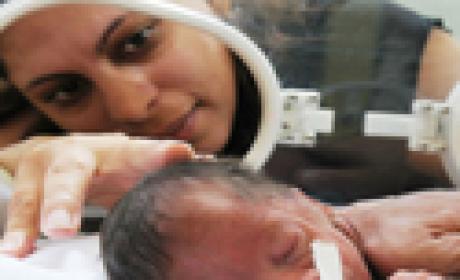 Imagem: Acervo Fiocruz Imagem de mulher fazendo carinho em bebê na incubadora