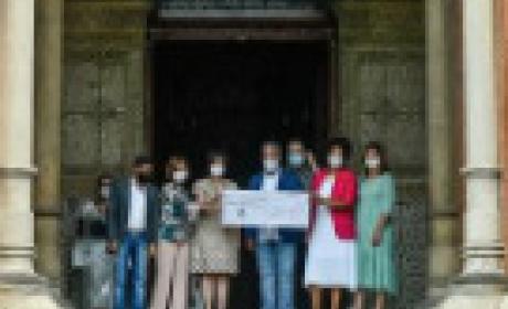 A pesidente da Fiocruz junto a deputados da Alerj com uma ilustração que simboliza a doação