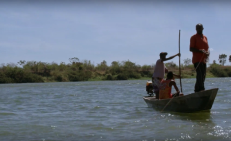 Imagem: Icict Duas pessoas em uma canoa no rio São Francisco