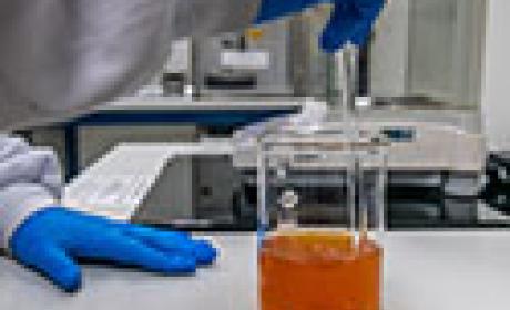 Cientista trabalhando em laboratório 