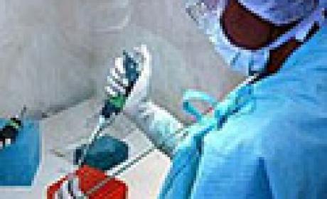 Segundo a OMS, cerca de 400 milhões de pessoas no mundo sofrem com doenças raras (Foto:Ensp) Imagem de pesquisadora trabalhando no laboratório