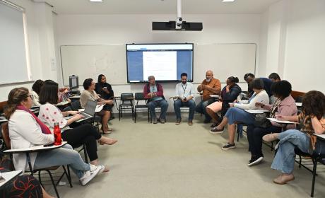 Grupo de pessoas sentadas em uma sala