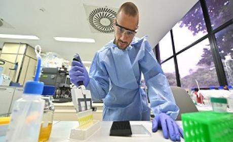 Cientista trabalhando em laboratório