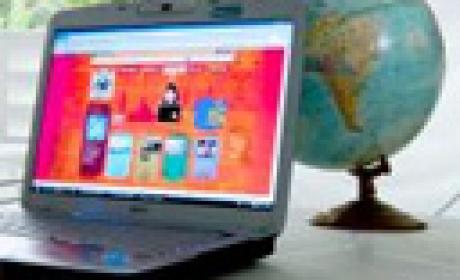 Foto de notebook com mapa mundi em globo ao lado
