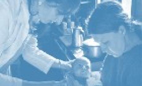 Imagem: Campus Virtual Fiocruz Médica atendendo um bebê no colo da mãe