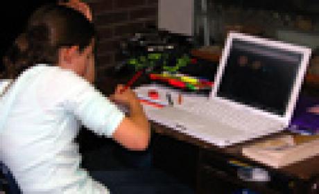 Foto: Jdurham Menina em frente ao computadopr