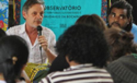 Foto: Eduardo di Napoli Homem falando no microfone