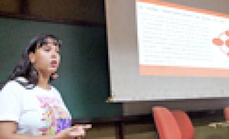 Foto: Roberta Nunes Mulher apresentando trabalho