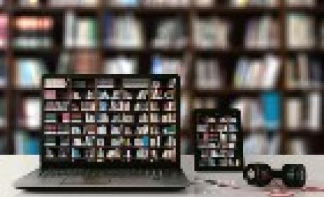 Imagem: Pixabay Computador na frente de uma estante de livros