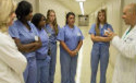 Foto: Agência Fiocruz de Notícias Profissionais de saúde em corredor hospitalar