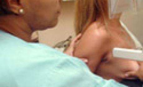 Foto: Acervo Ensp/Fiocruz Paciente e médica durante exame de mamografia
