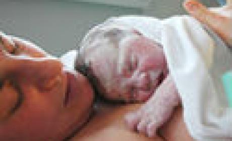 Foto: acervo Fiocruz Foto de mãe com bebê recém-nascido no colo