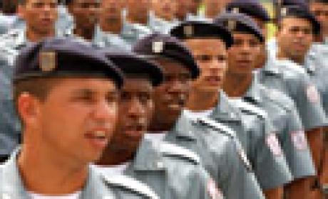 Análise verificou prevalência de sofrimento psíquico em 35,7% dos policiais militares do Rio de Janeiro Vários policiais militares em fila