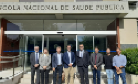 Foto: Ensp Integrantes da Fiocruz e da Universidade Nova de Lisboa, em frente a entrada da escola em Portugal