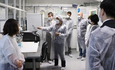 Foto: Peter Ilicciev Visitantes em Bio-Manguinhos