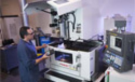 Chamada tem por meta identificar empresas brasileiras que tenham interesse em desenvolver o produto (Foto: Divulgação Fiocruz) Pesquisador diante de equipamento