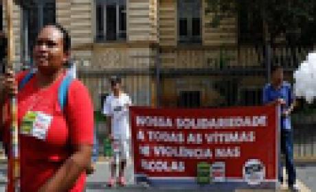 Imagem: Fernando Brazão (Agência Brasil) Manifestação contra a violência na frente da escola