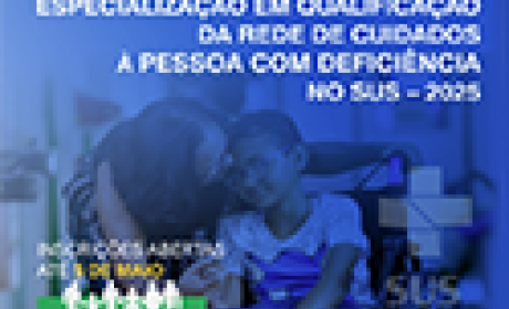  Imagem de fundo azul com uma criança usuária de cadeira de rodas ganhando um beijo na testa de uma mulher. Em branco, título com os dizeres: “Especialização em Qualificação da Rede de Cuidados à Pessoa com Deficiência no SUS - 2025”. Mais abaixo, à esquerda, está escrito “Inscrições abertas até o dia 5 de maio” e logo abaixo uma iconografia representando pessoas com e sem deficiência 