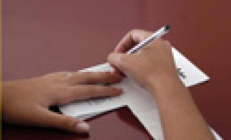 Iniciativa busca promover a inserção desses jovens no mundo da cultura e do fazer cultural, por meio da divulgação científica e da popularização da ciência (Foto: Raul Santana / Multimagens / Fiocruz) Detalhe de mão de estudante escrevendo