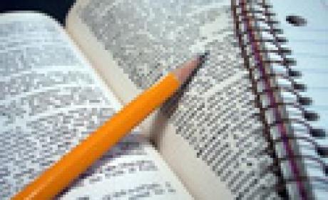 Foto: Acervo Agência Fiocruz de Notícias Detalhe de lápis e caderno sobre livro
