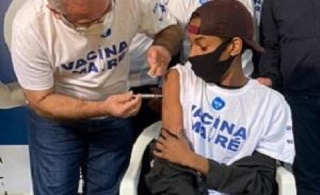 Imagem: divulgação Pessoa tomando vacina