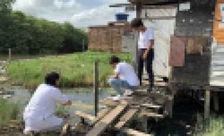 Foto: Fiocruz Pernambuco Três pessoas em uma caasa na beira de um rio