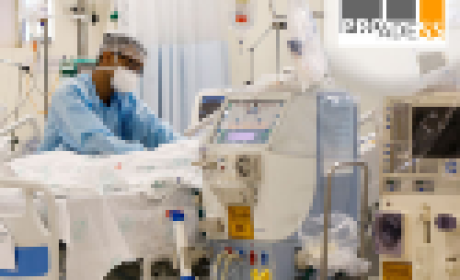 Imagem: Proadess Médico atendendo paciente no leito