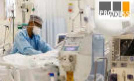 Imagem: Icict Médico atendendo paciente no leito