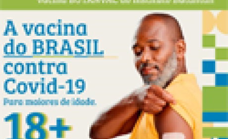 Homem mostrando o braço vacinado