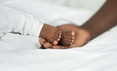 Imagem: divulgação Mão segurando a mão de um bebê