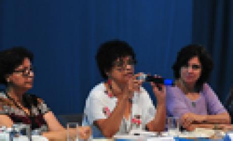 Palestrantes na mesa do evento