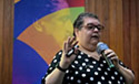 A pedagoga do Campus Virtual da Fiocruz, Cláudia Reis, na abertura do encontro 