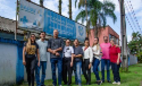 Foto: Itamar Crispim Pesquisadores da Fiocruz Paraná em frente a uma unidade de saúde
