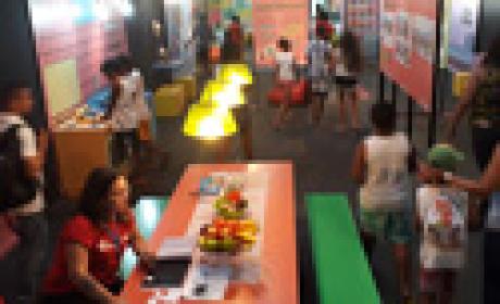 Imagem: Museu da Vida Crianças visitando a exposição com seus responsáveis