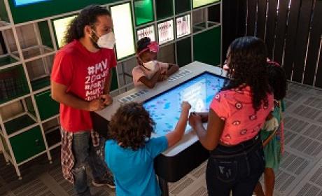 Foto: Jeferson Mendonça Crianças visitando uma exposição na Fiocruz