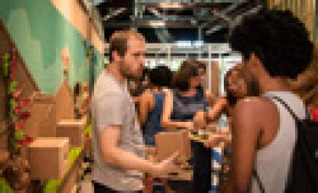 Pessoas visitando a exposição