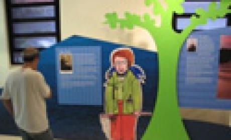 Homem observa painel na exposição