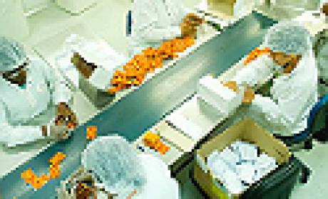 Foto: Farmanguinhos / Fiocruz Imagem de produção de medicamentos em Farmanguinhos