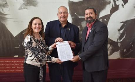 Foto: Viviane Oliveira (Farmanguinhos/Fiocruz) Representantes da Fiocruz e da Boehringer Ingelheim reunidos com o contrato nas mãos