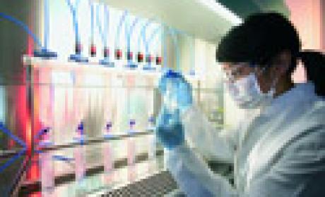 Foto: Acervo Agência Fiocruz de Notícias Perfil de pesquisadora em laboratório